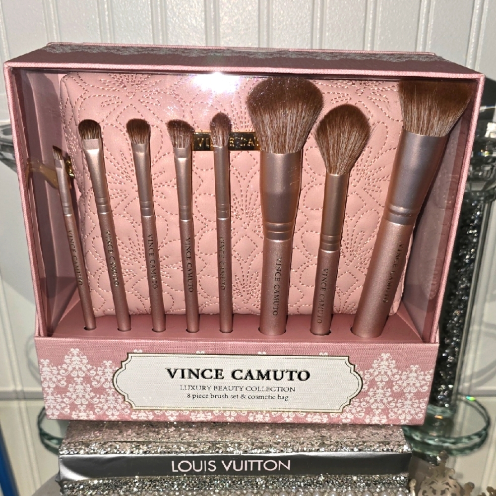 NWT Vince Camuto Makeup Brush Set🌸